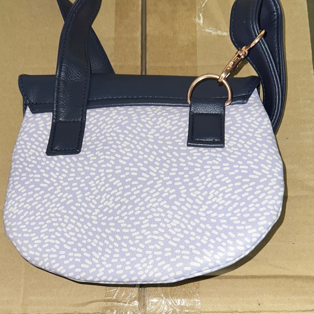 Elegant Navy and White Crossbody Bag - Picture 2 of 4